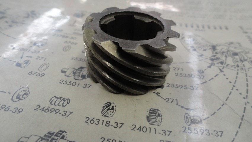 BREATHER VALVE/SCAVENGER PUMP GEAR