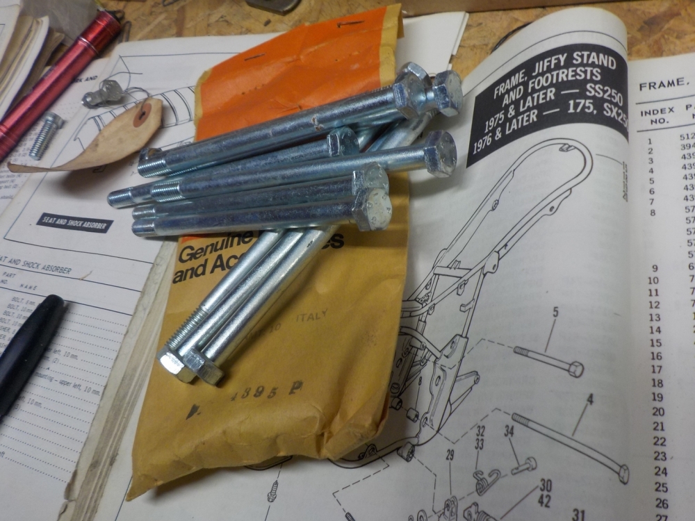 AERMACCHI SX175 SX250 "NEW OLD STOCK" (10) FRAME BOLT #4395